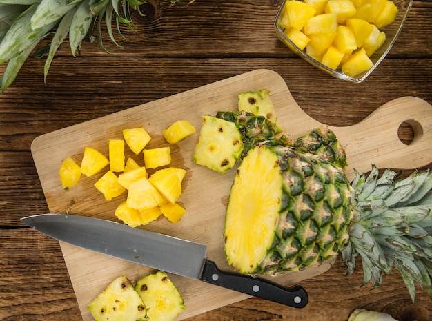 Photo portion of pineapple sliced on wooden background selective focus