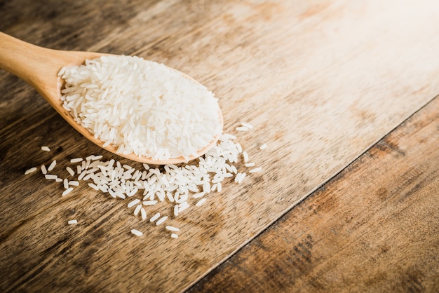 Photo portion of rice on rustic wooden