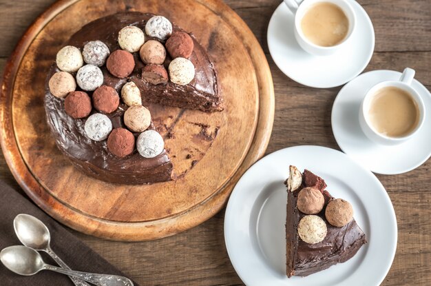 Porzione di torta sacher con due tazze di caffè