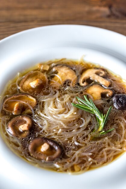 Porzione di zuppa di zenzero shiitake