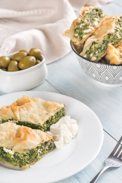 Порция Spanakopita - греческий шпинатный пирог