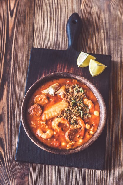 Порция испанской рыбы и суп чоризо