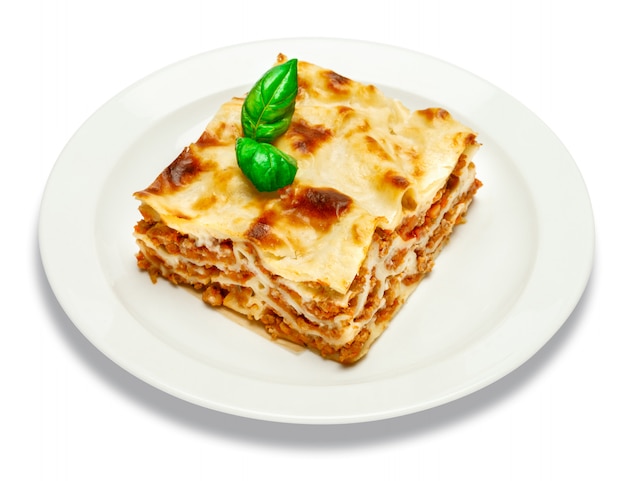 Foto porzione di lasagne al forno saporite isolate su bianco