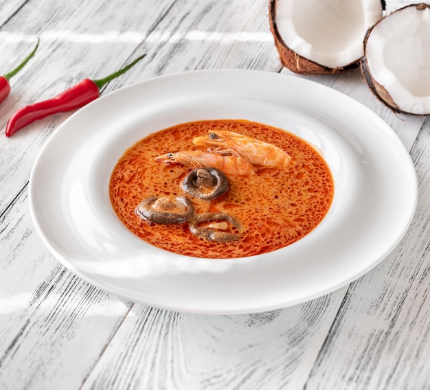 Porzione di zuppa tom yum