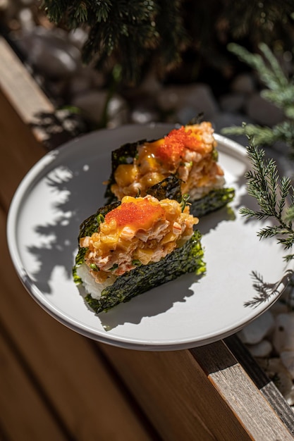 Foto una porzione di sushi alla moda con salmone.