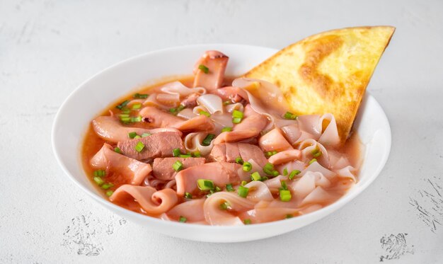 Porzione di zuppa di pasta rosa yen ta fo