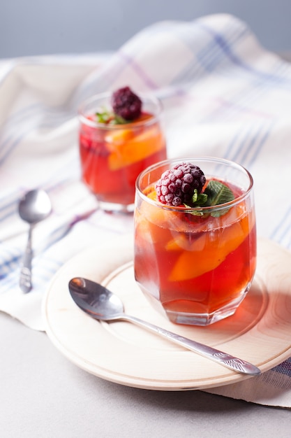 사진 유리 컵에 과일 과일 디저트 kremankah-과일과 민트 젤리, 저칼로리 여름 간식
