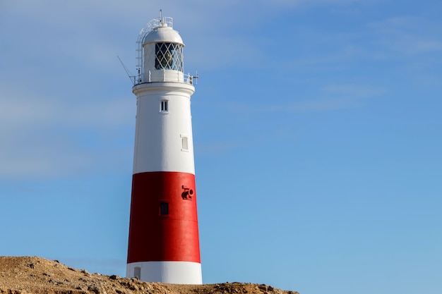 PORTLAND BILL, DORSET/UK - 2월 16일: 2018년 2월 16일 영국 Dorset에서 포틀랜드 섬의 포틀랜드 빌 등대의 전망