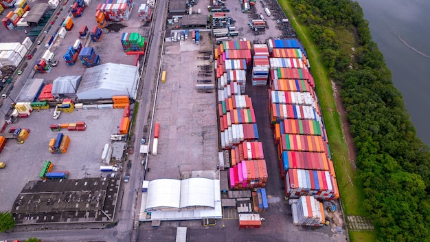 Porto Alemoa in Santos Brazilië Maritiem industriegebied Containers Olie- en gastanks en vrachtwagens