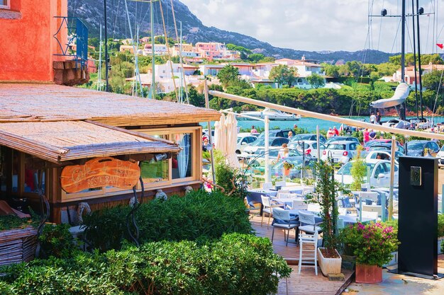 Porto Cervo, Italië - 11 September 2017: Straatcafé in de jachthaven in het resort Porto Cervo, Costa Smeralda, Sardina in Italië.