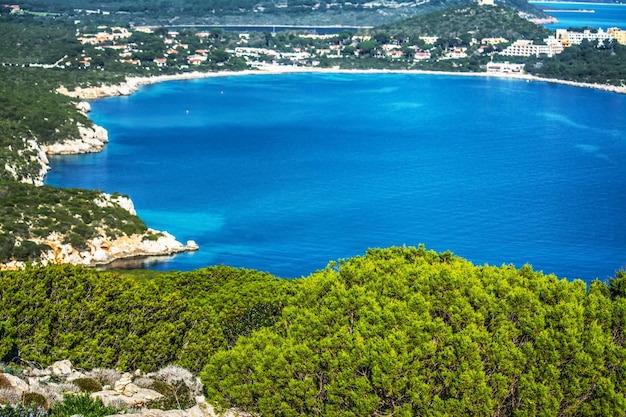 Baia di porto conte in una giornata limpida sardegna