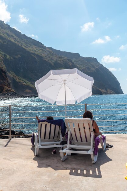 Città costiera di porto moniz che riposa nelle piscine naturali godendosi l'estate madeira