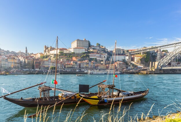 Orizzonte del porto del vino di oldtown di oporto con il fiume del duero e la barca tradizionale di rabelo, portogallo