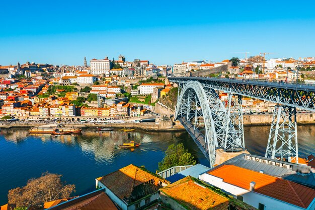 포르투갈 포르투, 도로 강을 가로지르는 은 도시와 다리의 파노라마 뷰