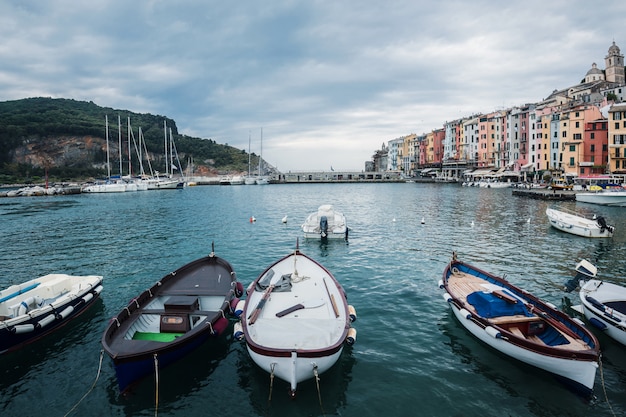 イタリア、ポルトヴェーネレ。港の眺め。リペリア海岸、ラ・スペツィア県。