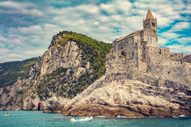 ポルト ヴェーネレ イタリア、崖の上の聖ペテロ教会と海からの眺め