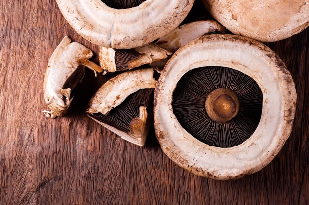 portobello schiet over oude houten achtergrond als paddestoelen uit de grond