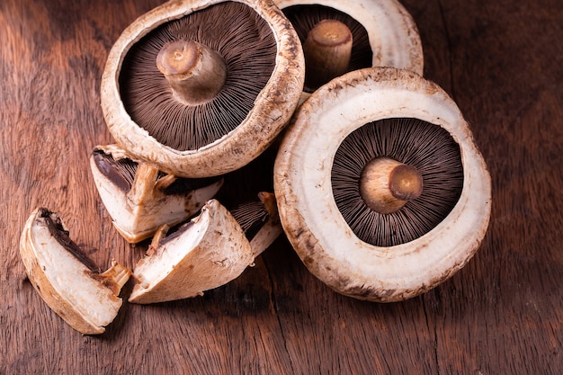 Portobellopaddestoelen over oude houten achtergrond