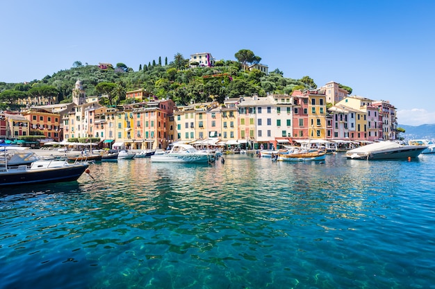 Portofino, dicht bij Cinque Terre, is een van de mooiste en meest modesteden.