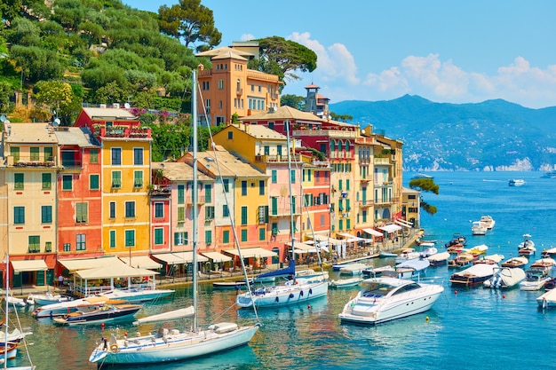 イタリアのポルトフィーノ。港のウォーターフロントとボートの眺め。風景、イタリアの風光明媚なビュー