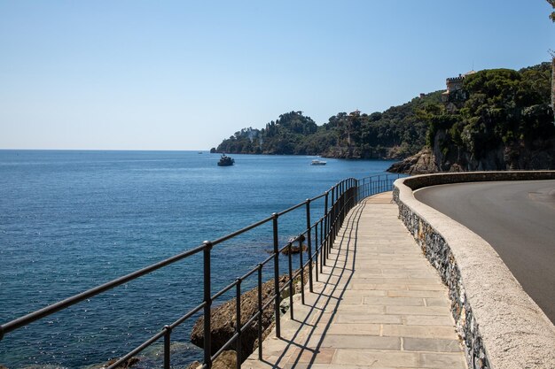 Portofino voetgangers toegangsweg naar Santa Margherita Ligure in de kust van Italië in de zomer dag.