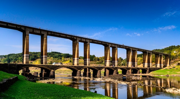 Foto portomarin bridge in puertomarin