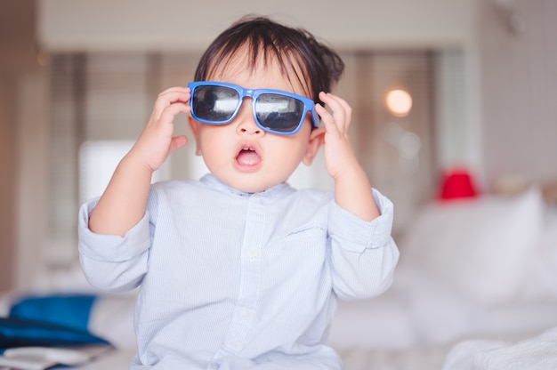 Foto ritratto di un bambino di 1 anno e 6 mesi a casa.