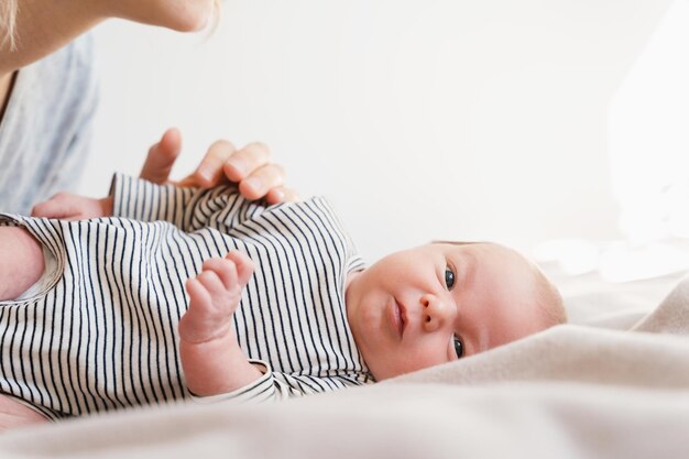 2 週間 の 赤ちゃん の 肖像 写真 生後 1 か月 の 新生児