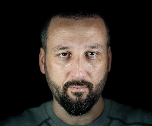 Портрет 40-летнего мужчины на черном фоне. Фото высокого качества