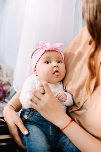 Foto ritratto del bambino adorabile in mani delle madri