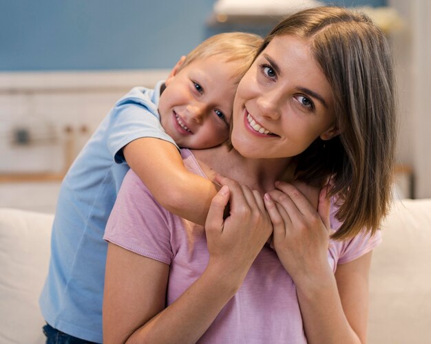 Foto ritratto di adorabile figlio che gioca con la madre