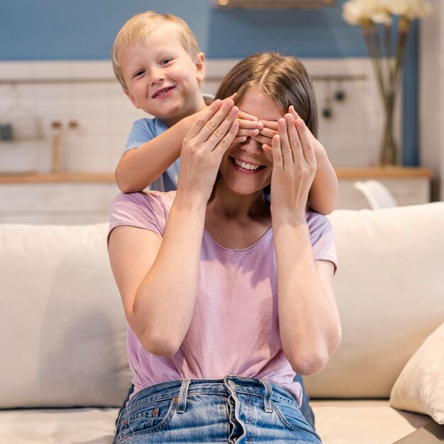 Ritratto di adorabile figlio che gioca con la madre