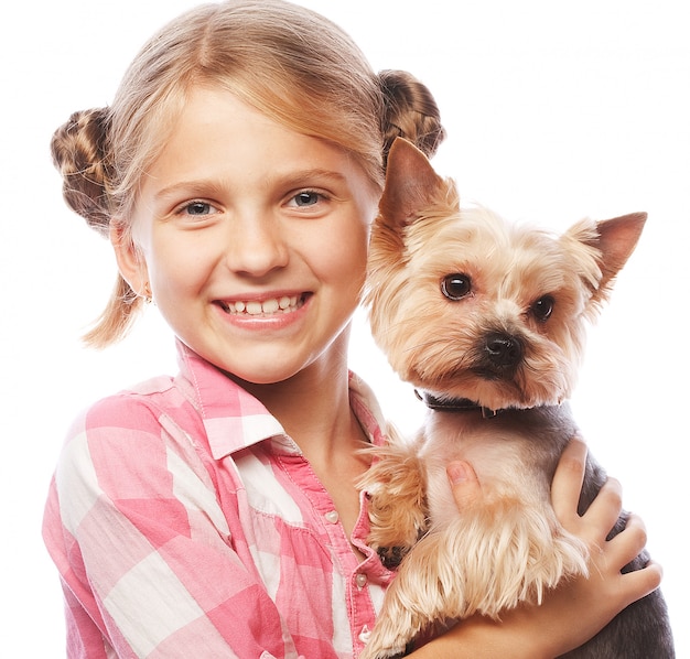 Портрет очаровательны молодая девушка, улыбаясь, держа милый щенок