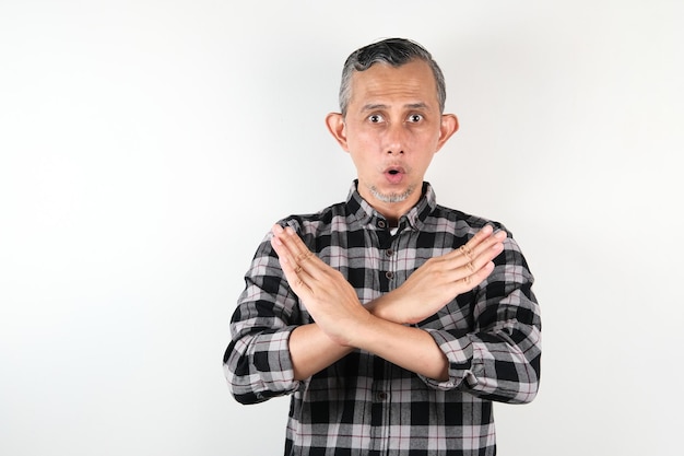 Photo portrait adult asian man wearing black flannel shirt making stop hand sign with serious expression