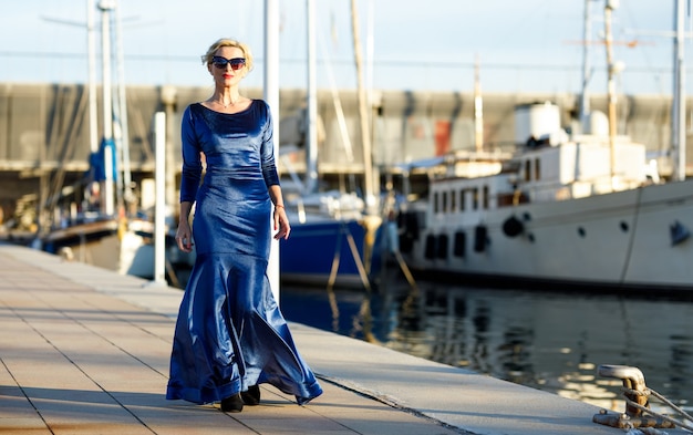 Photo portrait of adult fashionable elegant woman in the port