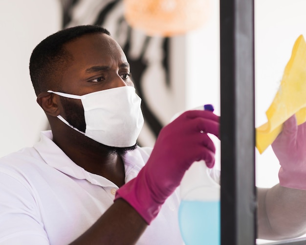 Photo portrait of adult male cleaning home