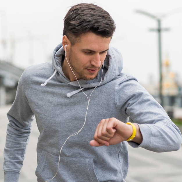 Photo portrait of adult male exercising outdoors