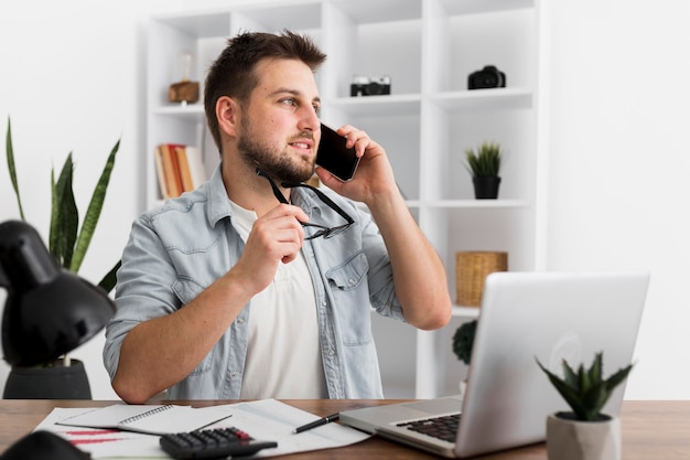 Photo portrait of adult male talking on the phone