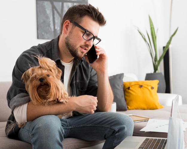 Photo portrait of adult male talking on the phone