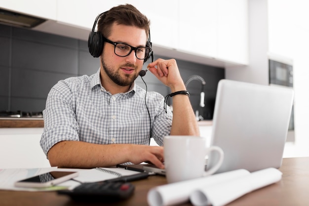 Photo portrait of adult male working from home