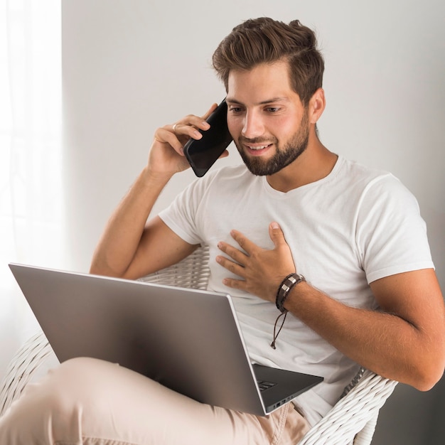 Photo portrait of adult man working at home