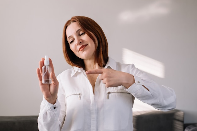 Photo portrait of adult woman holding sanitizer gel