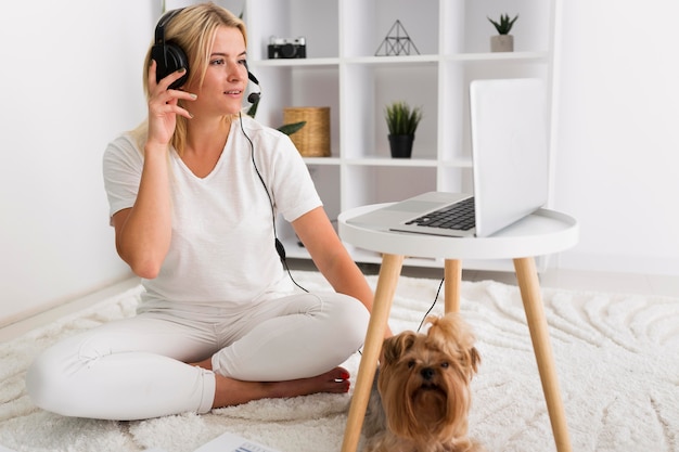 Photo portrait of adult woman working from home