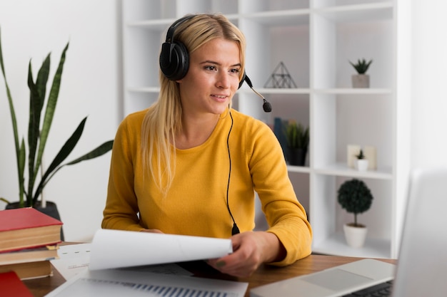 Photo portrait of adult woman working from home