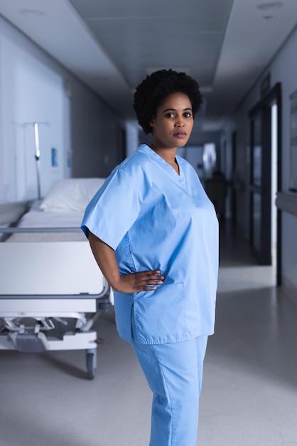 Photo portrait of african american female doctor standing in hospital corridor with copy space