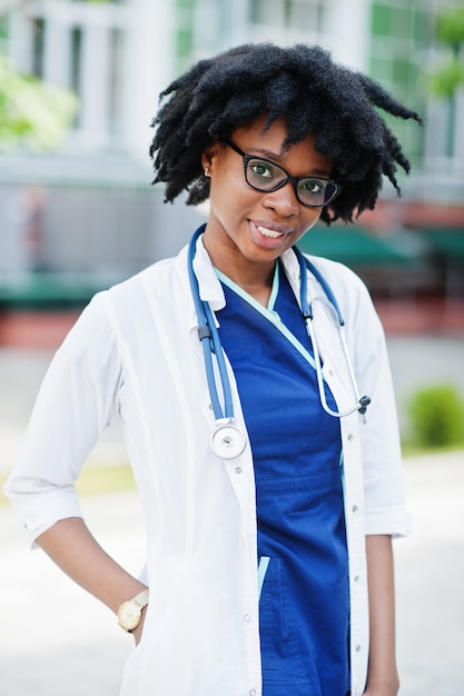 Портрет афро-американской женщины-врача со стетоскопом в лабораторном халате