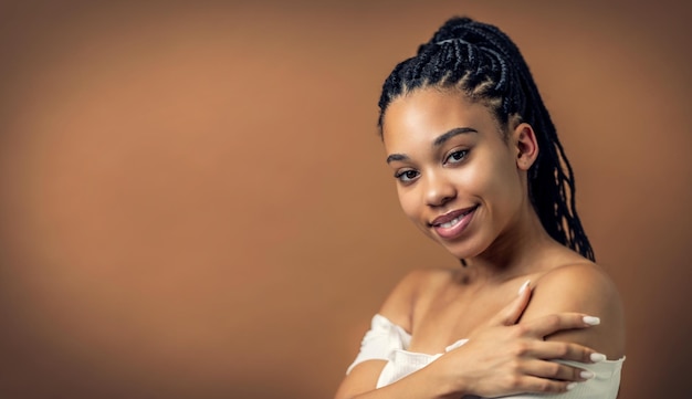 Портрет афроамериканки с афро-волосами Косметика для макияжа и концепция моды