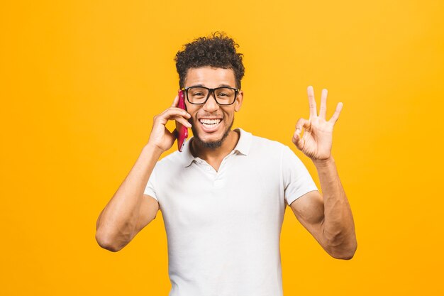 Photo portrait of african american guy talking on mobile phone