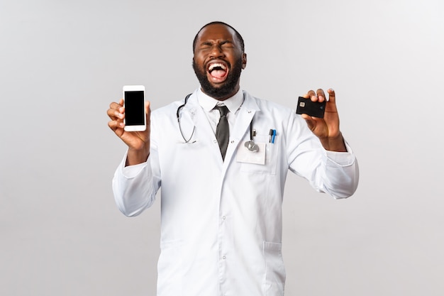 Портрет афро-американского врача или врача в белой форме.
