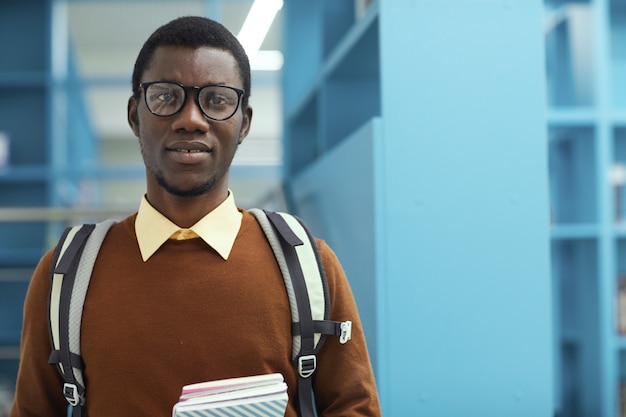 Ritratto di studente afroamericano in biblioteca